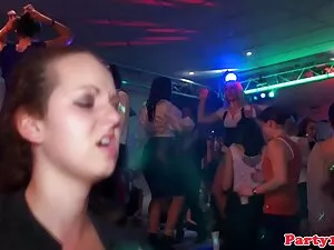芽の女の子は性交の穴にあります 女 えろ