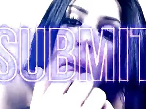 美しいmulattoが積によって白い鴨の ...