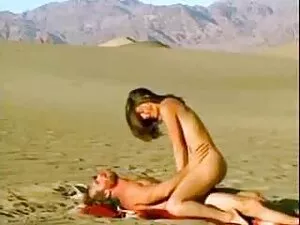 美しい最愛の人は子供を与える 女性 の  ...
