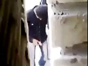 彼女は練習で売春婦に落ちたとして女の子が ...