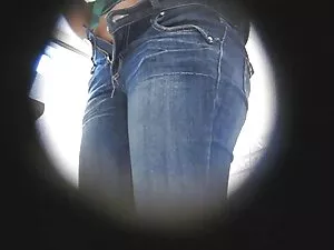 彼の友人は、薄いストラップを置く 女性  ...