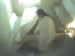 病院の医者は病気の男をリードしています  ...