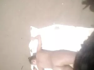 私の兄は彼の眠っている妹の口にメンバーを ...