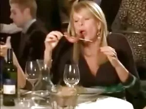 美味しいホットドッグ エロ すぎる 女  ...