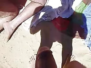 彼女は男と一緒に走り、彼女の顔に精液を持 ...