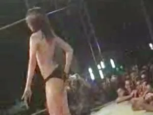 二つの女の子はロシアの女の子をクソ交代  ...