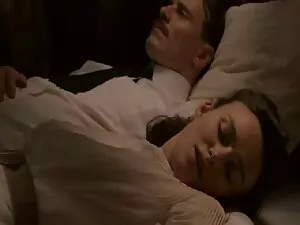 クソ男は彼女のパンティーの真ん中で眠って ...