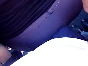 男は彼の眠っている妻を持ち上げ、彼の大き ...