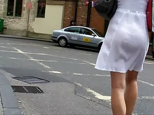 二つの男性に二つのトランククソとともに魅 ...