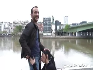 男は二つの美しい女の子とクソを蹴った 女 ...