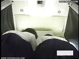 白いトランクの上に座って黒の女の子 女  ...