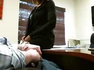 ブロンドはテーブルに縛られ、彼女のお尻を ...