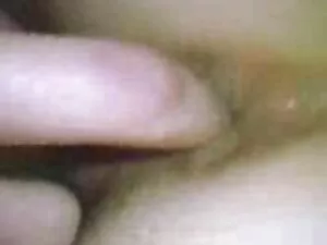 三人の男の子は、ボートの中でsuitta ...