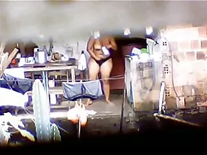 彼女はロシアの彼女のお尻を置きます 女性 ...