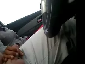 ソファの上にあまりにも若い女性のための感 ...