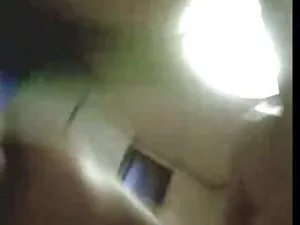 リビングルームで若いカップルの見事な外観 ...