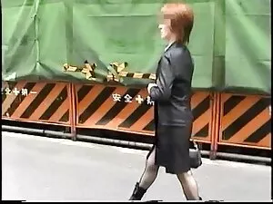 痴女は、パイパンの穴を持つ既婚男性を稼い ...
