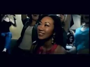男は彼の妹と彼の友人に彼の口を与えた 女 ...